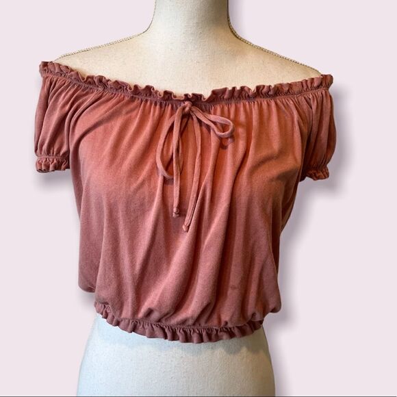 đFreeâKissesâ
Off-the-shoulder CropâTop - Picture 1 of 8